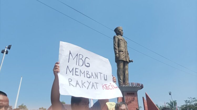 Massa Sobat MBG menggelar aksi damai mendukung program Makan Bergizi Gratis di depan Kantor Pemkab Blitar
