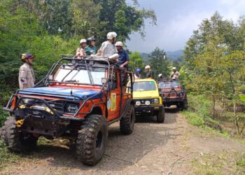 Wisatawan menikmati perjalanan Jeep Adventure di kawasan pegunungan Wonosalam Jombang