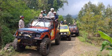 Wisatawan menikmati perjalanan Jeep Adventure di kawasan pegunungan Wonosalam Jombang