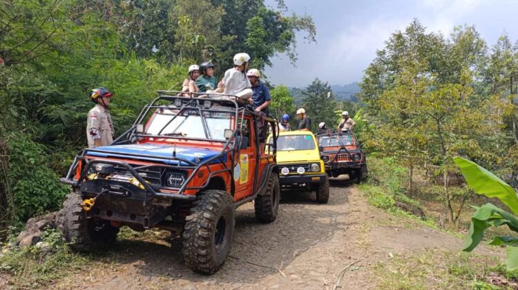 Wisatawan menikmati perjalanan Jeep Adventure di kawasan pegunungan Wonosalam Jombang
