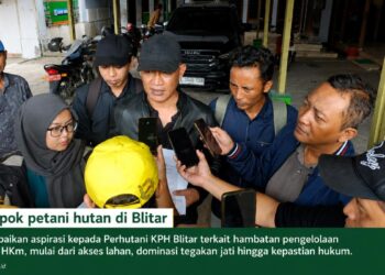 Petani hutan saat audiensi dengan Perhutani KPH Blitar membahas persoalan pengelolaan lahan SK HKm