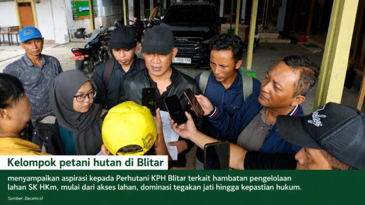 Petani hutan saat audiensi dengan Perhutani KPH Blitar membahas persoalan pengelolaan lahan SK HKm