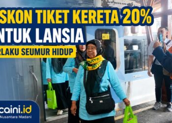 Rombongan lansia Muslimat NU Kota Kediri berfoto di Stasiun Blitar setelah menikmati perjalanan kereta api Singasari dengan layanan inklusif dan diskon tiket 20 persen dari KAI Daop 7 Madiun