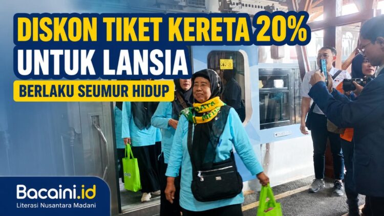 Rombongan lansia Muslimat NU Kota Kediri berfoto di Stasiun Blitar setelah menikmati perjalanan kereta api Singasari dengan layanan inklusif dan diskon tiket 20 persen dari KAI Daop 7 Madiun