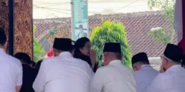 Megawati Soekarnoputri berziarah dan berdoa di makam Bung Karno Kota Blitar didampingi sejumlah petinggi PDIP