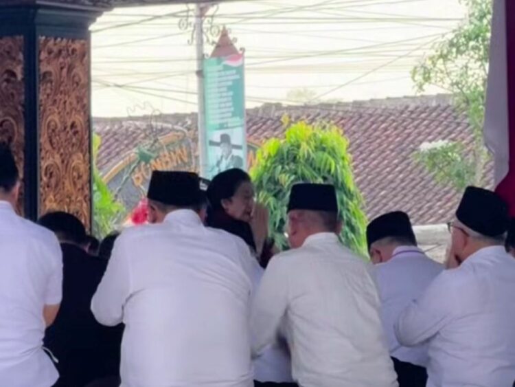Megawati Soekarnoputri berziarah dan berdoa di makam Bung Karno Kota Blitar didampingi sejumlah petinggi PDIP