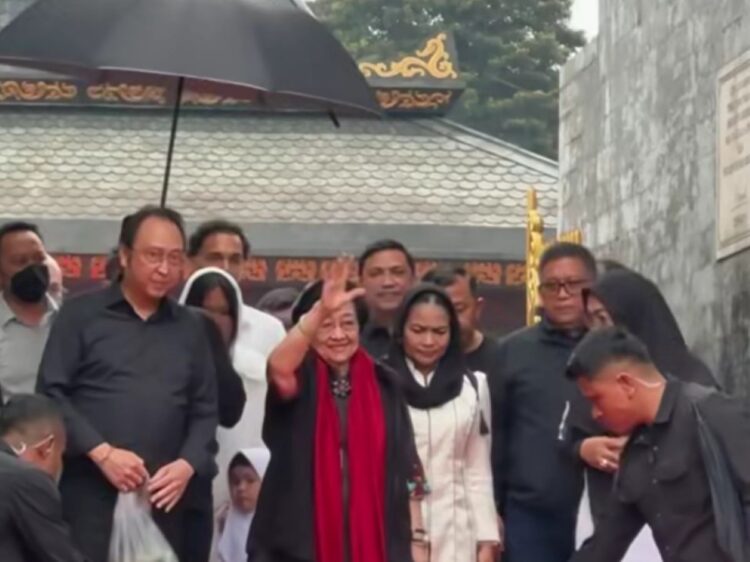 Patung Soekarno baru setinggi lima meter di kompleks Istana Gebang Kota Blitar akan diresmikan Megawati Soekarnoputri