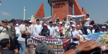 Peternak rakyat Blitar Raya membagikan telur ayam gratis dalam aksi protes harga telur anjlok di depan Kantor Pemkab Blitar