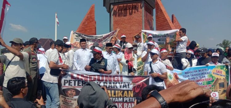 Peternak rakyat Blitar Raya membagikan telur ayam gratis dalam aksi protes harga telur anjlok di depan Kantor Pemkab Blitar