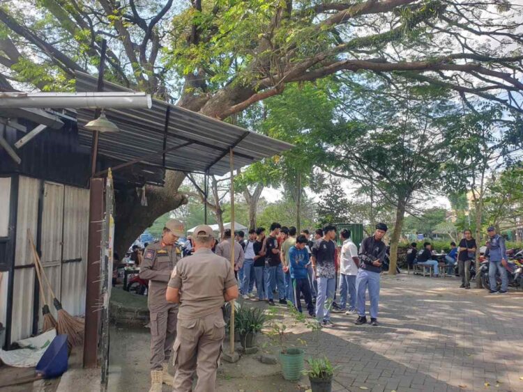Satpol PP Tulungagung merazia 47 pelajar yang nongkrong di warung kopi saat jam sekolah