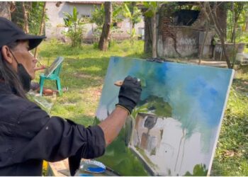Pelukis membuat karya di kawasan rumah kelahiran Bung Karno saat Haul Soekarno di Ploso Jombang