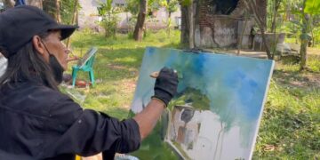 Pelukis membuat karya di kawasan rumah kelahiran Bung Karno saat Haul Soekarno di Ploso Jombang