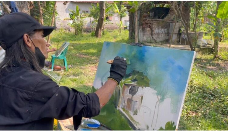 Pelukis membuat karya di kawasan rumah kelahiran Bung Karno saat Haul Soekarno di Ploso Jombang