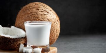 Ilustrasi santan kelapa dan penjelasan ilmiah mengenai kolesterol serta lemak jenuh