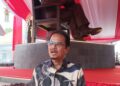 Seniman Gunadi menjelaskan proses pembuatan patung Bung Karno setinggi lima meter di Istana Gebang Kota Blitar