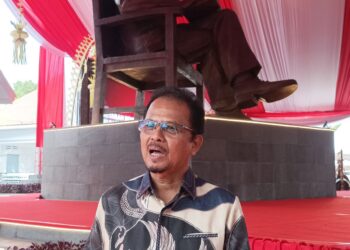 Seniman Gunadi menjelaskan proses pembuatan patung Bung Karno setinggi lima meter di Istana Gebang Kota Blitar