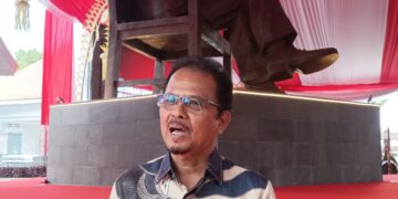 Seniman Gunadi menjelaskan proses pembuatan patung Bung Karno setinggi lima meter di Istana Gebang Kota Blitar