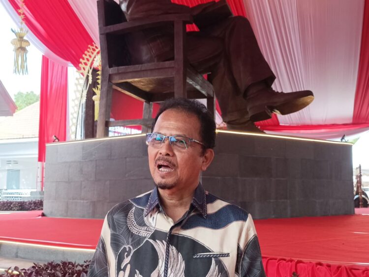 Seniman Gunadi menjelaskan proses pembuatan patung Bung Karno setinggi lima meter di Istana Gebang Kota Blitar