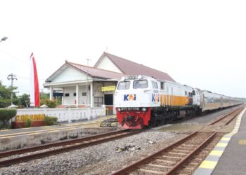 Stasiun Caruban Kabupaten Madiun dengan fasilitas ruang tunggu dan layanan kereta api KAI Daop 7