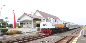 Stasiun Caruban Kabupaten Madiun dengan fasilitas ruang tunggu dan layanan kereta api KAI Daop 7