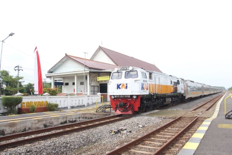 Stasiun Caruban Kabupaten Madiun dengan fasilitas ruang tunggu dan layanan kereta api KAI Daop 7