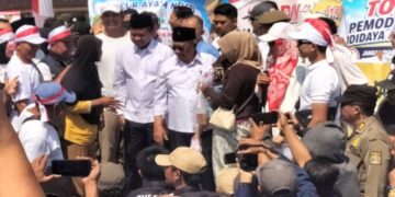 Wakil Bupati Blitar Beky Herdihansah menemui peternak rakyat saat aksi pembagian 1 juta telur gratis di depan Kantor Pemkab Blitar