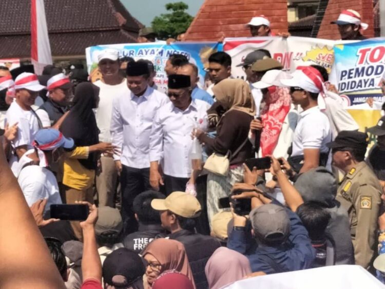 Wakil Bupati Blitar Beky Herdihansah menemui peternak rakyat saat aksi pembagian 1 juta telur gratis di depan Kantor Pemkab Blitar