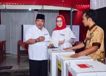 Bupati Sukoharjo, Etik Suryani (kanan) dan suaminya yang merupakan Bupati sebelumnya. Foto: istimewa