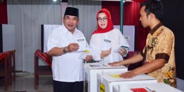 Bupati Sukoharjo, Etik Suryani (kanan) dan suaminya yang merupakan Bupati sebelumnya. Foto: istimewa