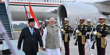 Presiden Republik Indonesia Prabowo Subianto menyambut ketibaan Perdana Menteri India (PM) Narendra Modi di Tanah Air pada Senin, 6 Juli 2026 di Pangkalan TNI AU Halim Perdanakusuma, Jakarta. Foto: BPMI Setpres/Cahyo