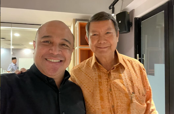 Ari Supit (kiri) bersama Hashim Djojohadikusumo. Foto: IG@ari_supit