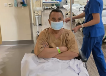 Hotman Paris duduk di kursi roda. Foto: IG@hotmanparisofficial