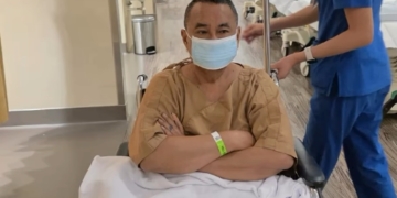 Hotman Paris duduk di kursi roda. Foto: IG@hotmanparisofficial
