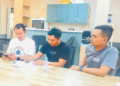 Anggota Polri pengemudi Alphard saat membuat surat pernyataan di Polsek Menteng. Foto: istimewa