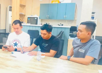 Anggota Polri pengemudi Alphard saat membuat surat pernyataan di Polsek Menteng. Foto: istimewa