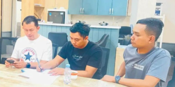 Anggota Polri pengemudi Alphard saat membuat surat pernyataan di Polsek Menteng. Foto: istimewa