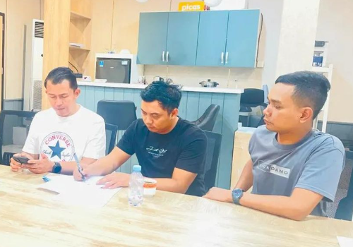 Anggota Polri pengemudi Alphard saat membuat surat pernyataan di Polsek Menteng. Foto: istimewa