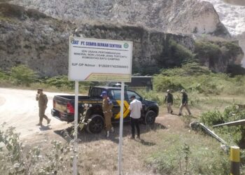Satgas ITR saat menggelar sidak terkait aktivitas pertambangan batu kapur di kawasan Gunung Sadeng, Kecamatan Puger