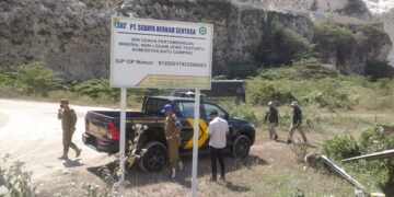 Satgas ITR saat menggelar sidak terkait aktivitas pertambangan batu kapur di kawasan Gunung Sadeng, Kecamatan Puger