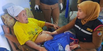 Kondisi Nenek Nidhi (75) dengan benjolan di perut saat diperiksa pihak Puskesmas Pakusari.