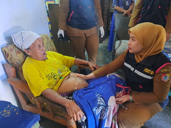 Kondisi Nenek Nidhi (75) dengan benjolan di perut saat diperiksa pihak Puskesmas Pakusari.