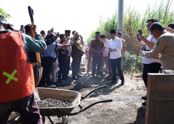 Bupati Jember Muhammad Fawait saat meninjau proses perbaikan jalan penghubung desa Wonojati dan desa Sruni