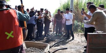 Bupati Jember Muhammad Fawait saat meninjau proses perbaikan jalan penghubung desa Wonojati dan desa Sruni