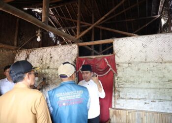 Bupati Jember Muhammad Fawait saat meninjau rumah milik Sucipto di Dusun Pondok Lalang, Desa Wonojati, Kecamatan Jenggawah