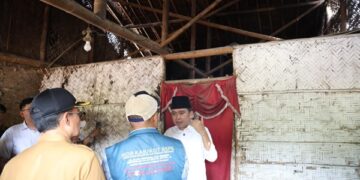 Bupati Jember Muhammad Fawait saat meninjau rumah milik Sucipto di Dusun Pondok Lalang, Desa Wonojati, Kecamatan Jenggawah