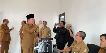Bupati Jember Muhammad Fawait saat meninjau program PETA CINTA di Kecamatan Jenggawah