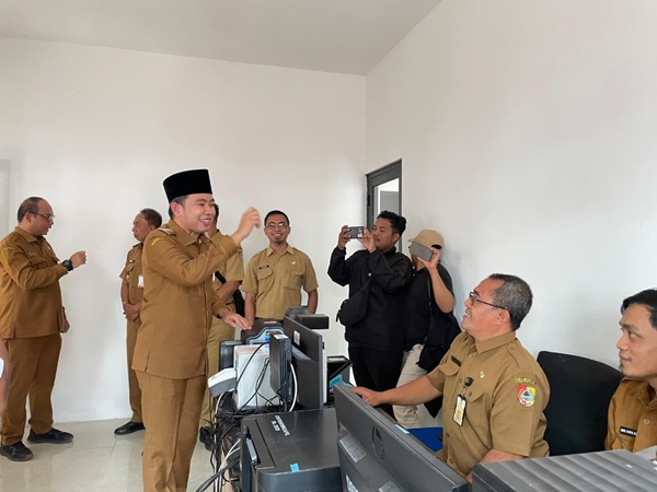 Bupati Jember Muhammad Fawait saat meninjau program PETA CINTA di Kecamatan Jenggawah