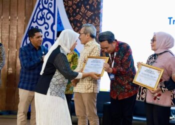 Bupati Jember Muhammad Fawait saat menerima dua penghargaan di bidang pendidikan dan ekonomi kreatif.