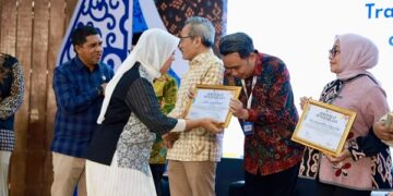 Bupati Jember Muhammad Fawait saat menerima dua penghargaan di bidang pendidikan dan ekonomi kreatif.