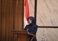 Wali Kota Kediri Vinanda Prameswati saat menjelaskan alun-alun. Foto: Humas Pemkot